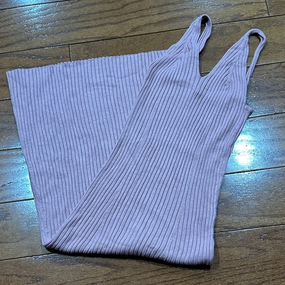 Chic Mauve Ribbed Midi Dress - Picture 2 of 8